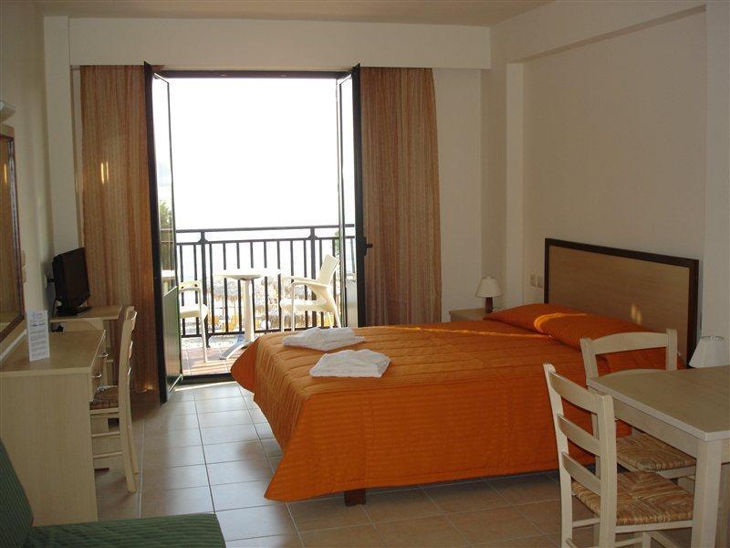 Margarita Beach Hotel Agia Marina Extérieur photo